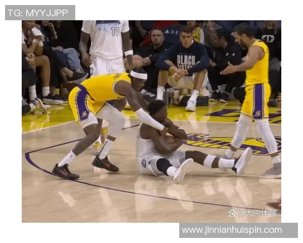 进攻火力全开三球首节10分钟狂砍15分3板展现绝佳状态 进攻火力全开三球首节10分钟狂砍15分3板展现绝佳状态