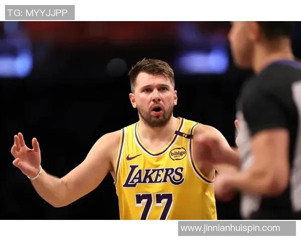 东契奇轻松战胜雷迪克玩匹克球引发笑声让他气坏了真是太有趣了 东契奇轻松战胜雷迪克玩匹克球引发笑声让他气坏了真是太有趣了